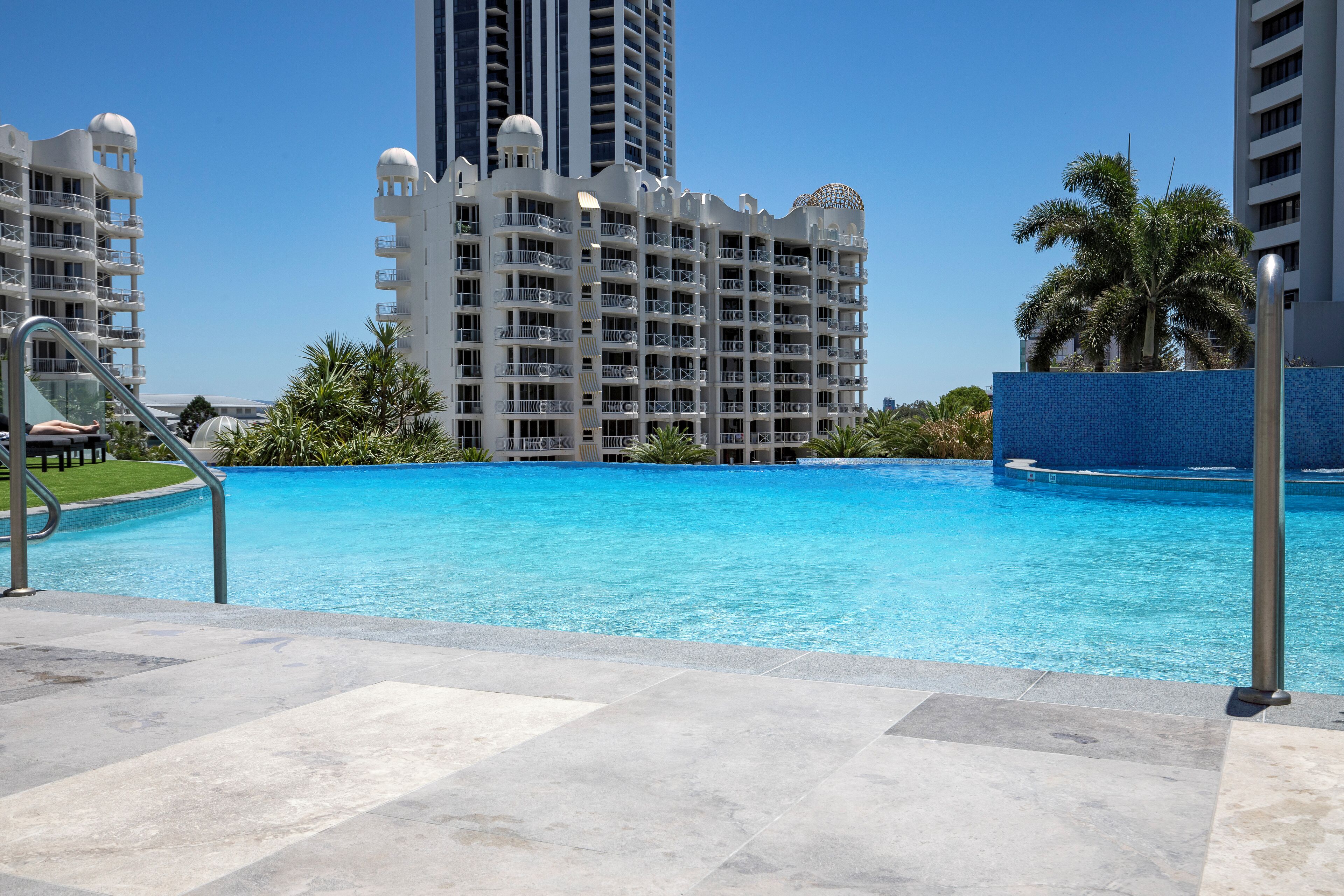 2 outdoor pools, pool loungers