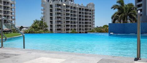 2 outdoor pools, pool loungers