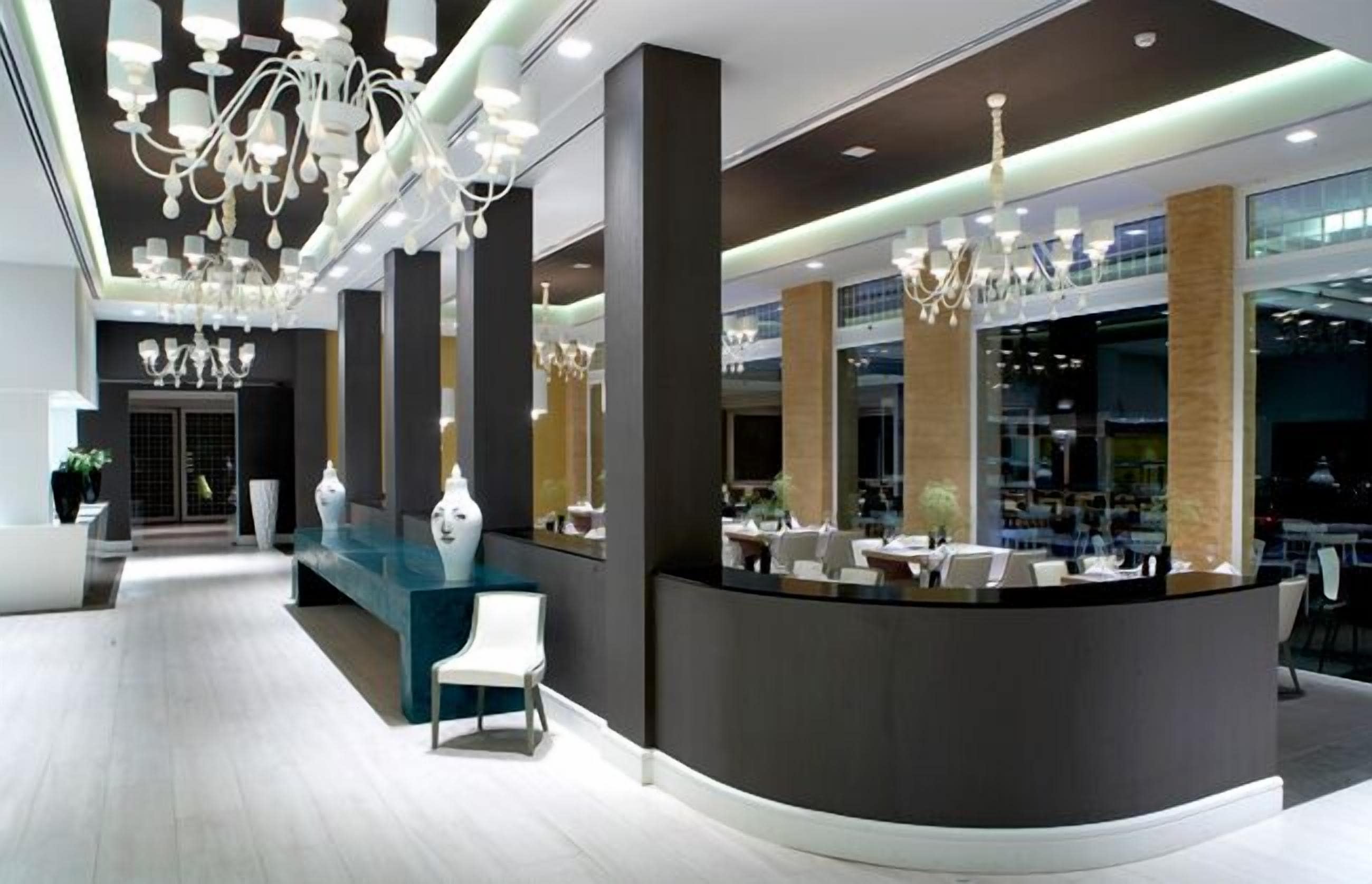 2 restaurants, breakfast served