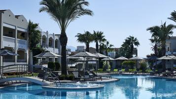 3 Außenpools, Cabañas (gegen Gebühr), Sonnenschirme