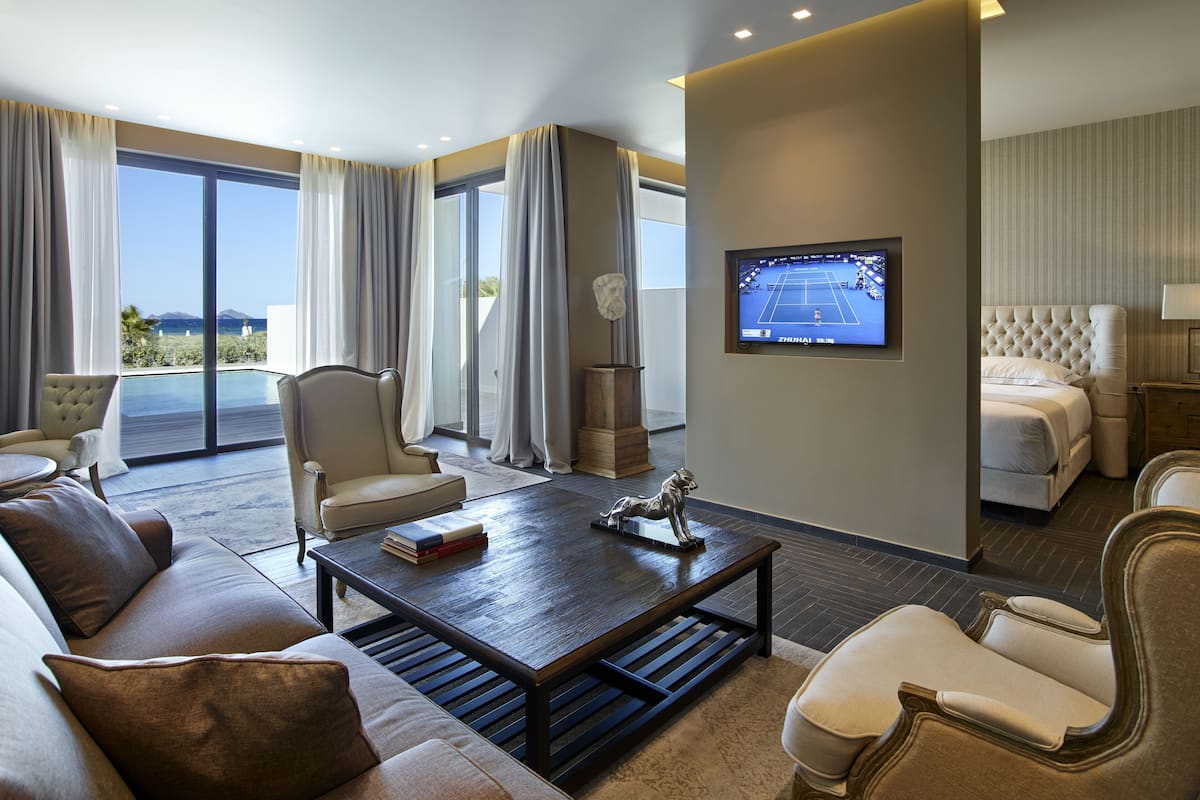 Executive Suite, Private Pool | In-room safe, WiFi (free), bed sheets