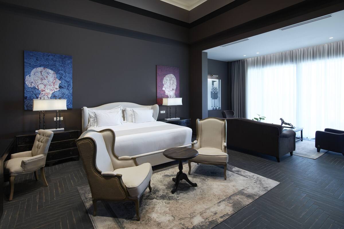 Presidential Suite, Private Pool | In-room safe, WiFi (free), bed sheets