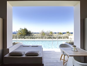 Suite junior, acceso a la alberca | Vista del balcón