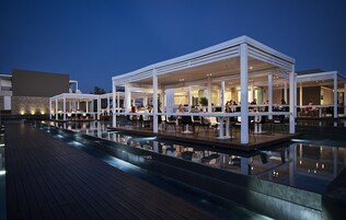 Bar junto a la piscina