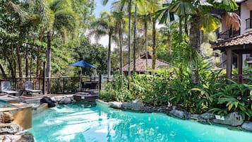 2 outdoor pools, pool loungers