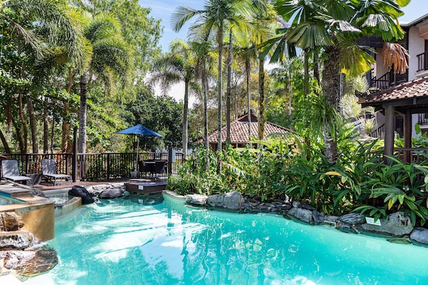 2 utendørsbassenger og solsenger