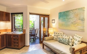 Departamento estƔndar | Cocina privada | Refrigerador, microondas, parrilla de estufa y cafetera y tetera