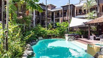 2 outdoor pools, pool loungers