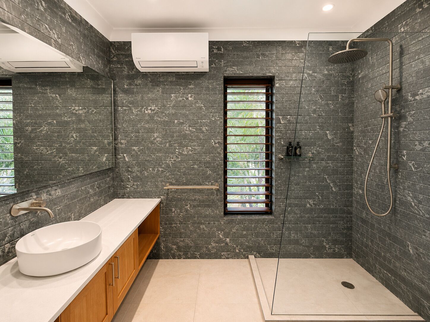 Een moderne badkamer met een grote spiegel, een rond wastafeltje, een ruime douche en een raam met zonwering.
