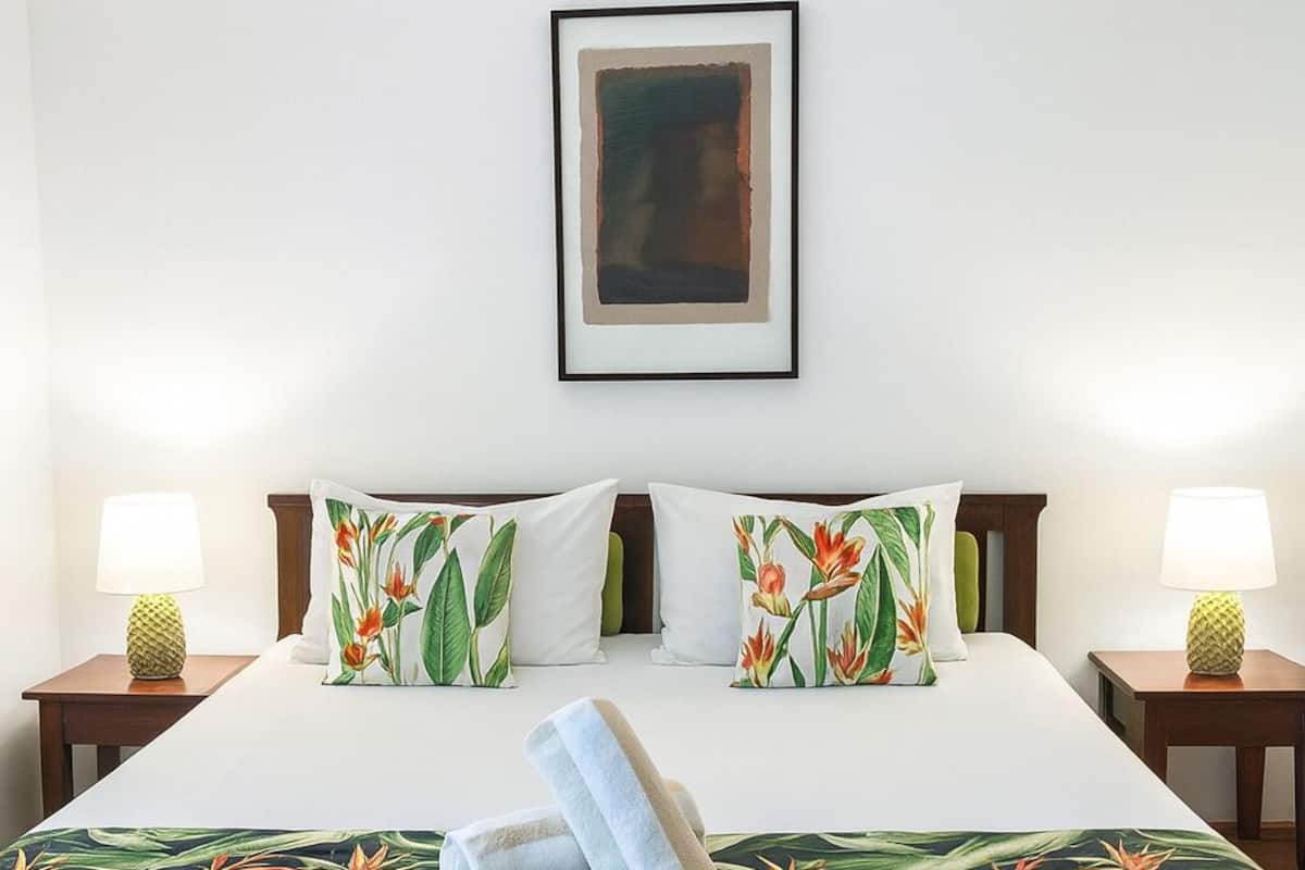 Deluxe Apartment, 1 King Bed, Garden View