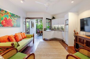 Deluxe-Apartment, 1 King-Bett, Gartenblick | Wohnbereich | Flachbildfernseher, DVD-Player