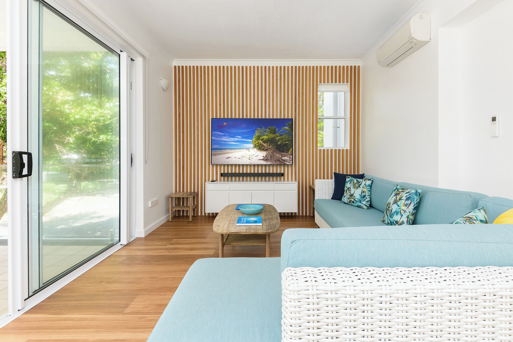 Suite Luxury, 3 camere da letto, balcone, vista oceano | Area soggiorno | TV a schermo piatto, lettore DVD