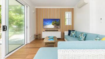 Suite Luxury, 3 camere da letto, balcone, vista oceano | Area soggiorno | TV a schermo piatto, lettore DVD