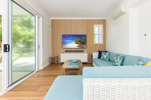 奢华套房, 3 间卧室, 阳台, 海洋景观 | 起居区 | 平板电视、DVD 播放器