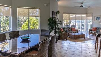 Suite Standard, 2 camere da letto, vista oceano, ad angolo | Area soggiorno | TV a schermo piatto, lettore DVD