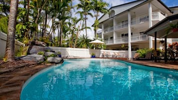 Kolam renang outdoor dan sebuah kolam renang air hangat