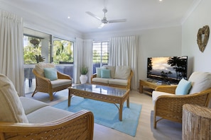 Standard Apartment, 2 Bedrooms, 2 Bathrooms | Living area