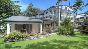 Studio Deluks | Pemandangan taman