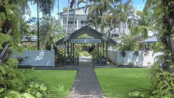 Pintu masuk properti