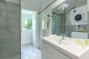 Deluxe Studio | Bathroom | Shower, free toiletries, hair dryer, towels - Garrick House (Port Douglas)