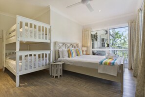 Appartamento Standard, 2 camere da letto, 2 bagni | Una cassaforte in camera, con arredamento individuale
