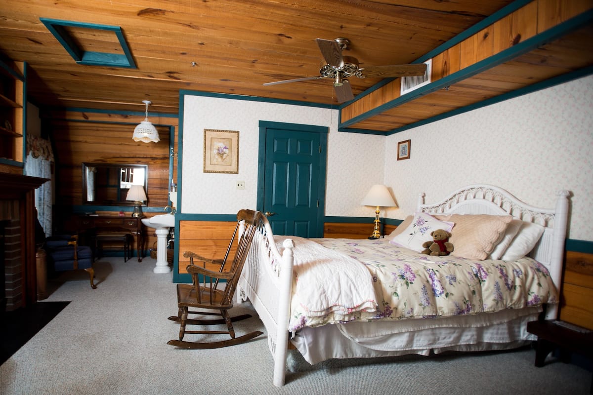 Deluxe Single Room, 1 Bedroom | Individually decorated, individually furnished, desk, laptop workspace