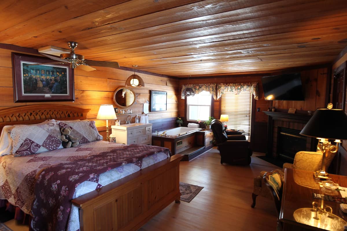 Classic Room | Individually decorated, individually furnished, desk, laptop workspace