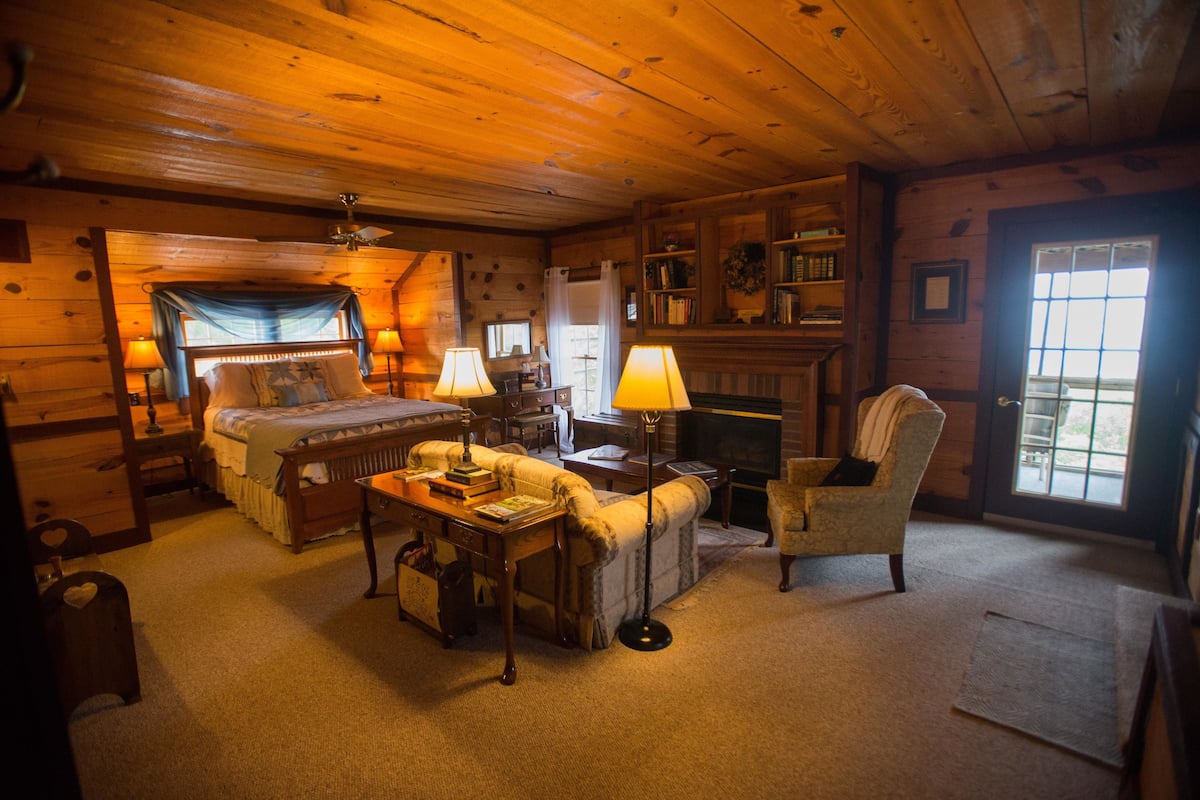 Suite, 1 Bedroom | Individually decorated, individually furnished, desk, laptop workspace