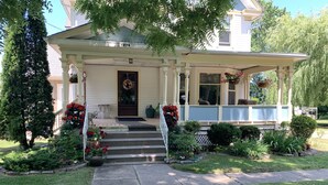 A two-story house with a porch, a front door with a wreath, and a mailbox. - Green Oaks Bed and Breakfast (Niagara-on-the-Lake)