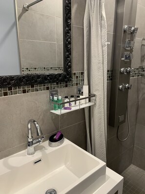 Maple Room | Bathroom | Shower, hydromassage showerhead, free toiletries, hair dryer