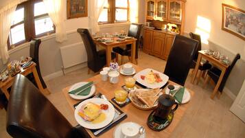 Daily cooked-to-order breakfast (EUR 12.50 per person)