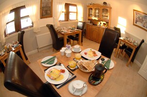 Daily cooked-to-order breakfast (EUR 12.50 per person)