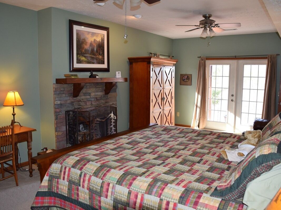 Standard Double Room, Ensuite (Campbell Mountain Suite)