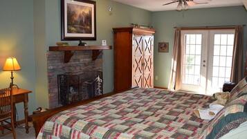 Habitación doble estándar, baño en la habitación (Campbell Mountain Suite) | 1 habitación y ropa de cama