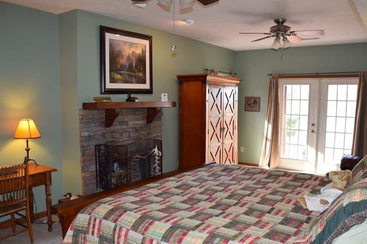 Standard Double Room, Ensuite (Campbell Mountain Suite) | Miscellaneous