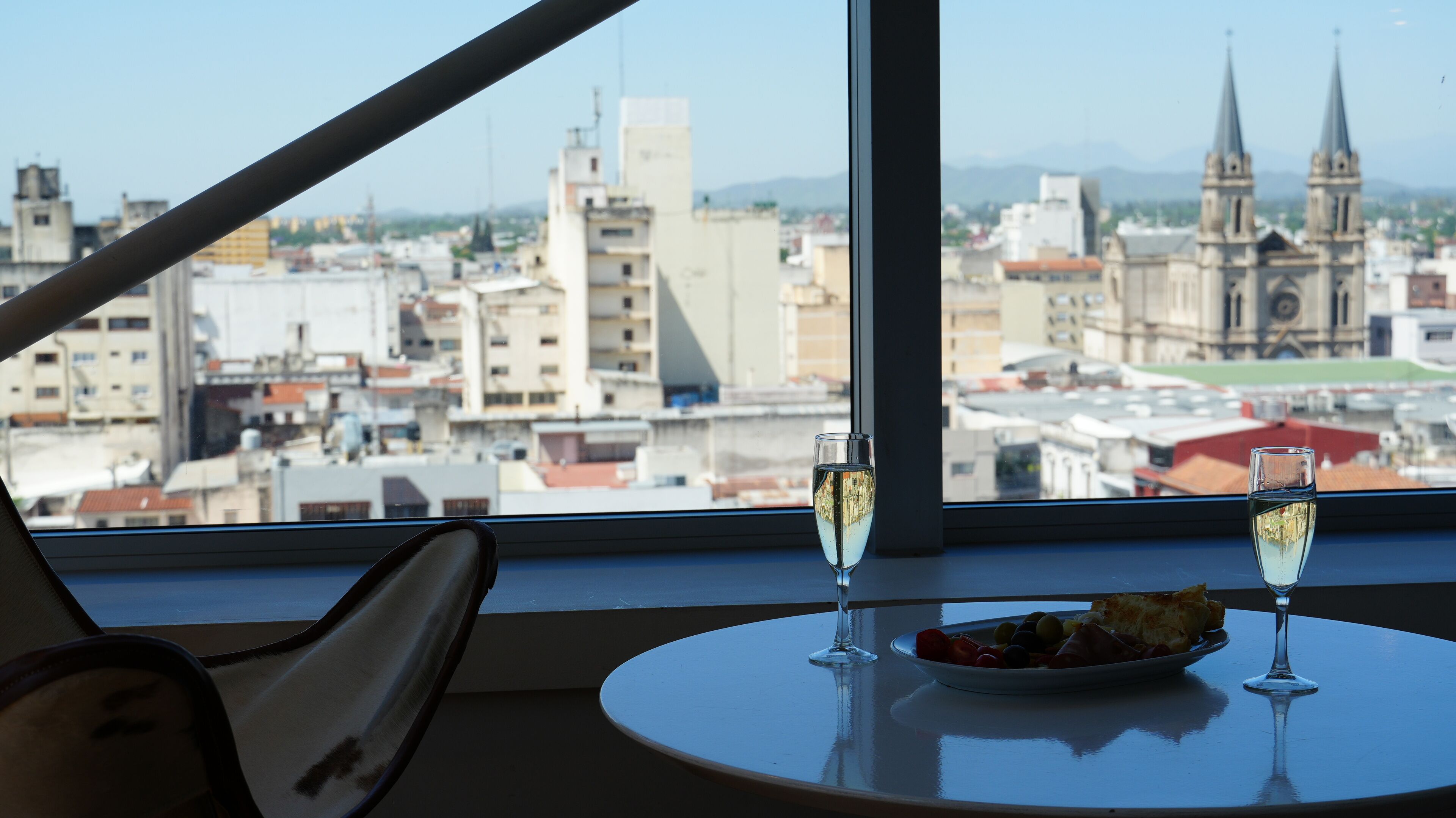 suite corner | in-room dining