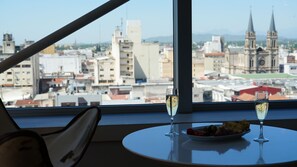 Suite Corner | Essbereich im Zimmer