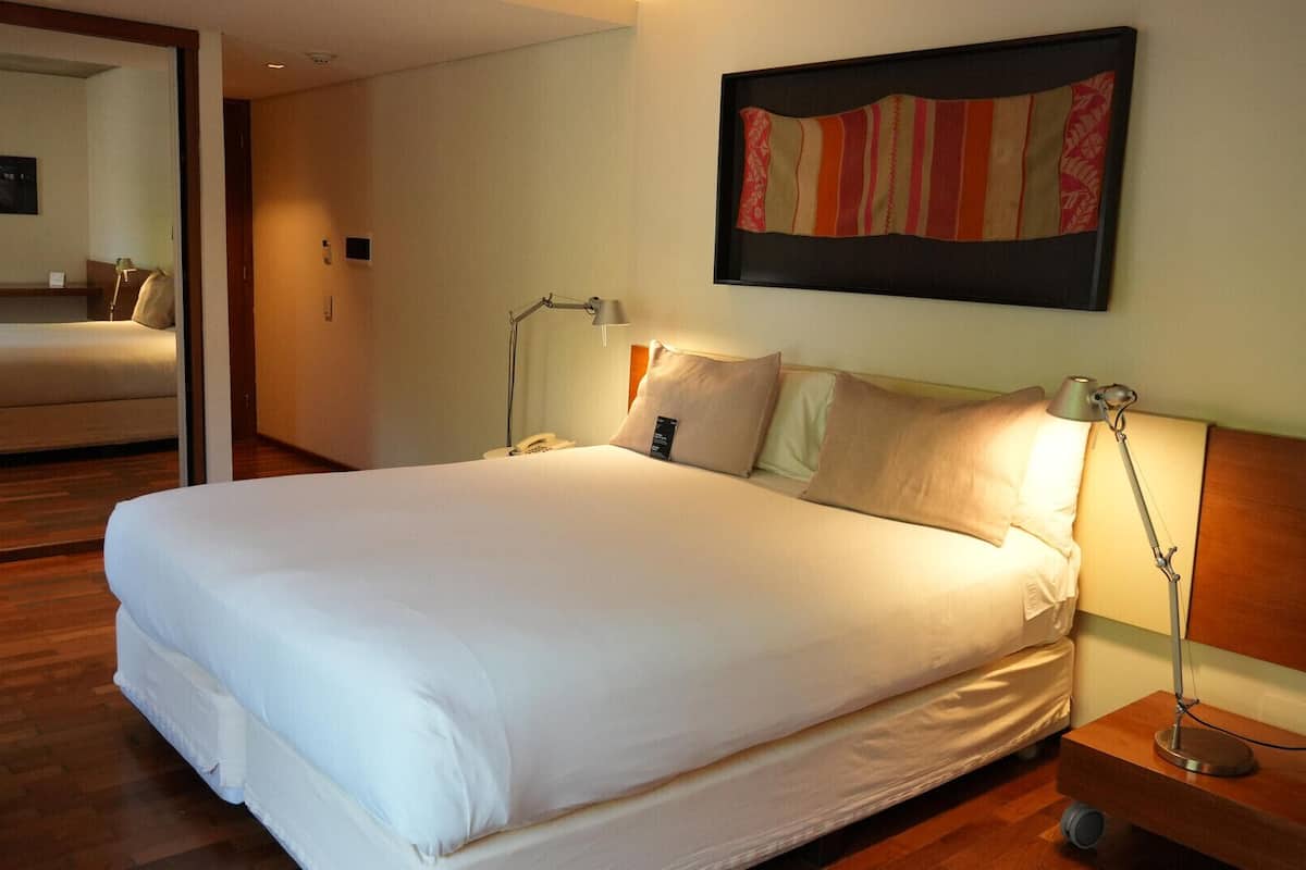 Ropa de cama de alta calidad, cubrecamas y minibar