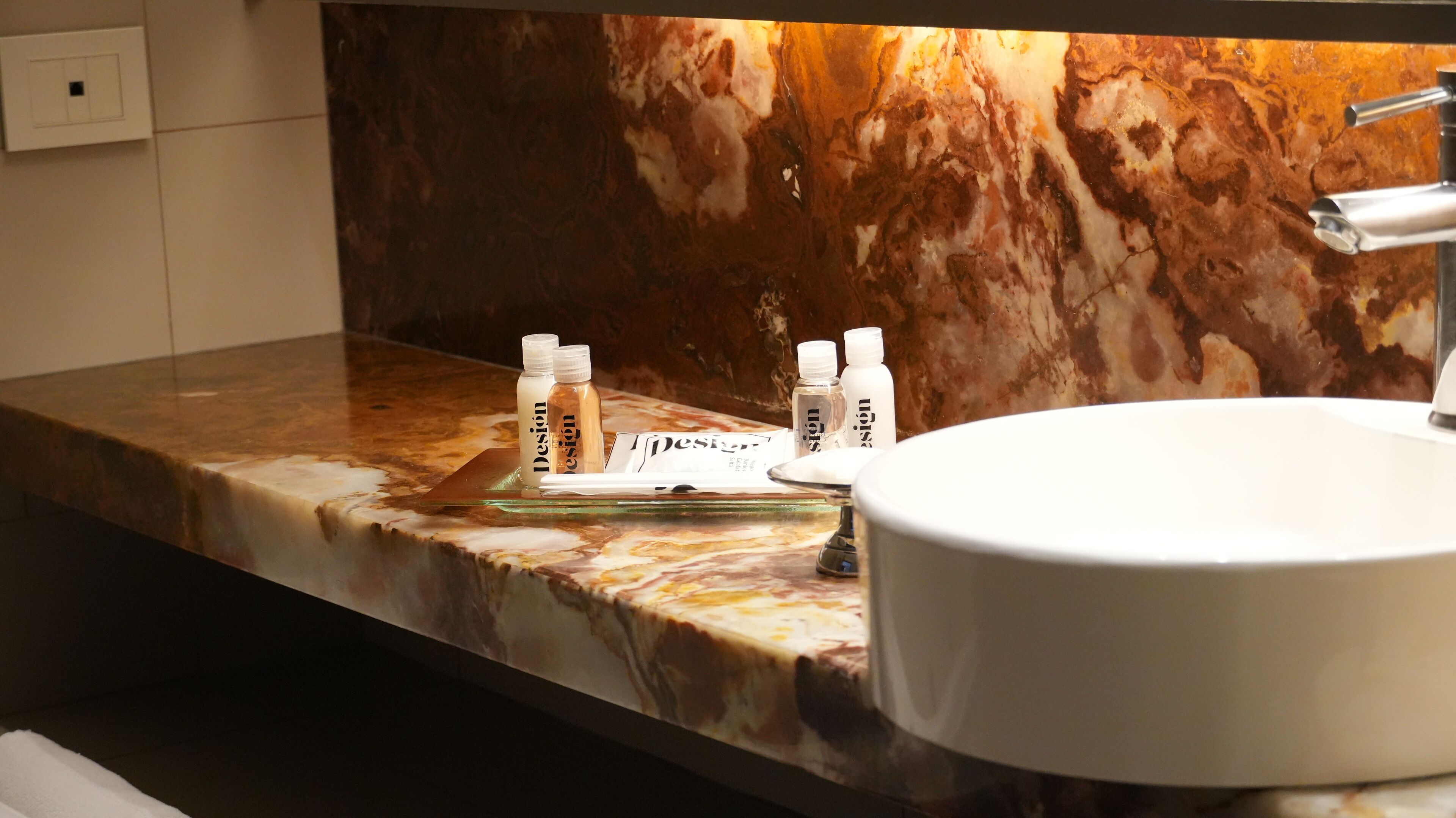 suite corner | bathroom | combined shower/bathtub, jetted bath, hydromassage showerhead
