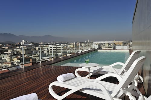 Piscine extérieure, chaises longues
