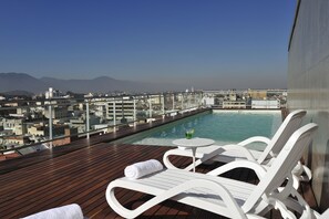 Outdoor pool, pool loungers - Design Suites Salta (Salta)