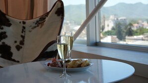 Suite Corner | Makan dalam bilik