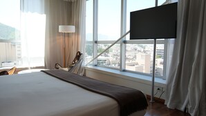 Suite Corner | Peralatan tempat tidur premium, gebar bulu kapas, bar mini 