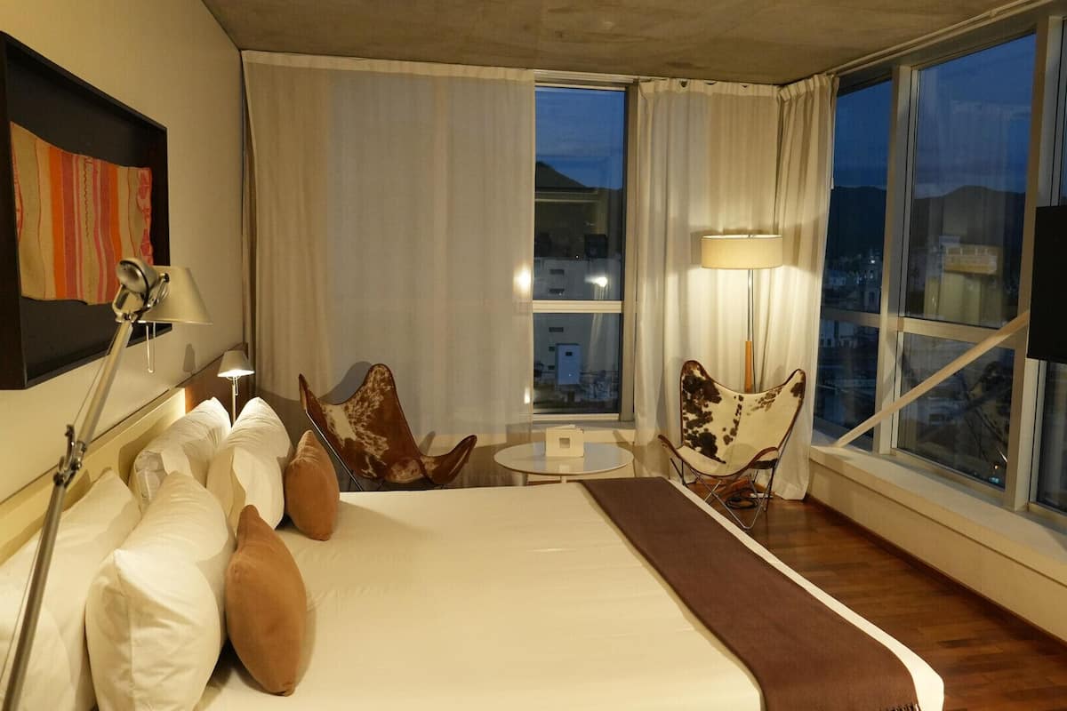 Premium bedding, down comforters, minibar, in-room safe