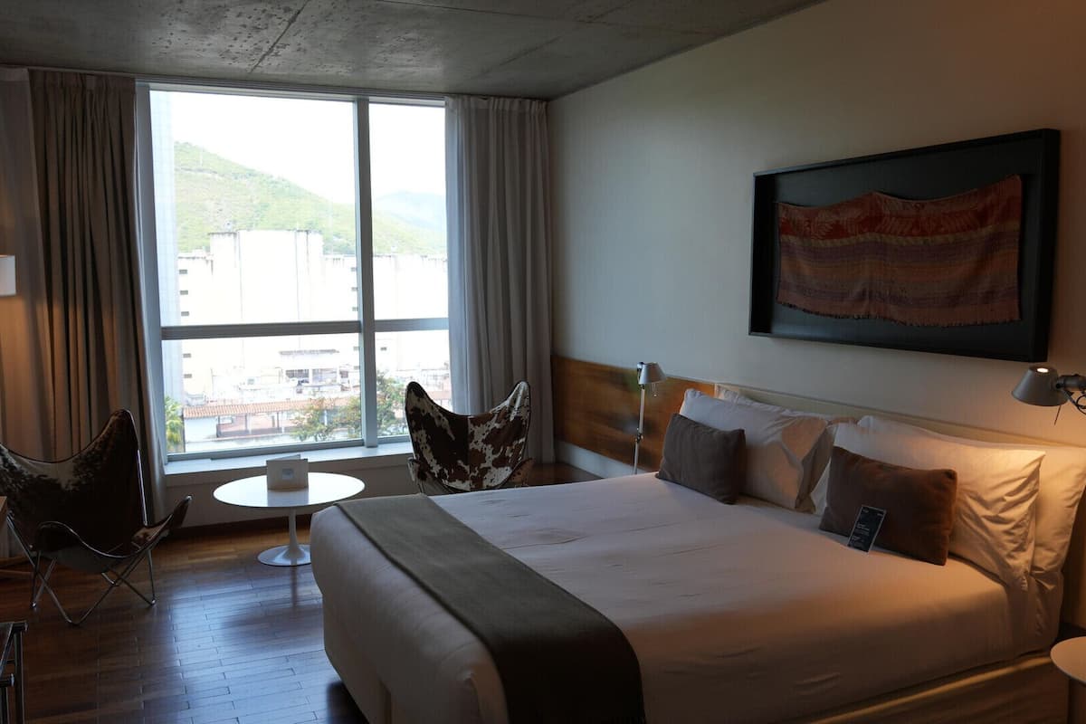 Ropa de cama de alta calidad, cubrecamas y minibar