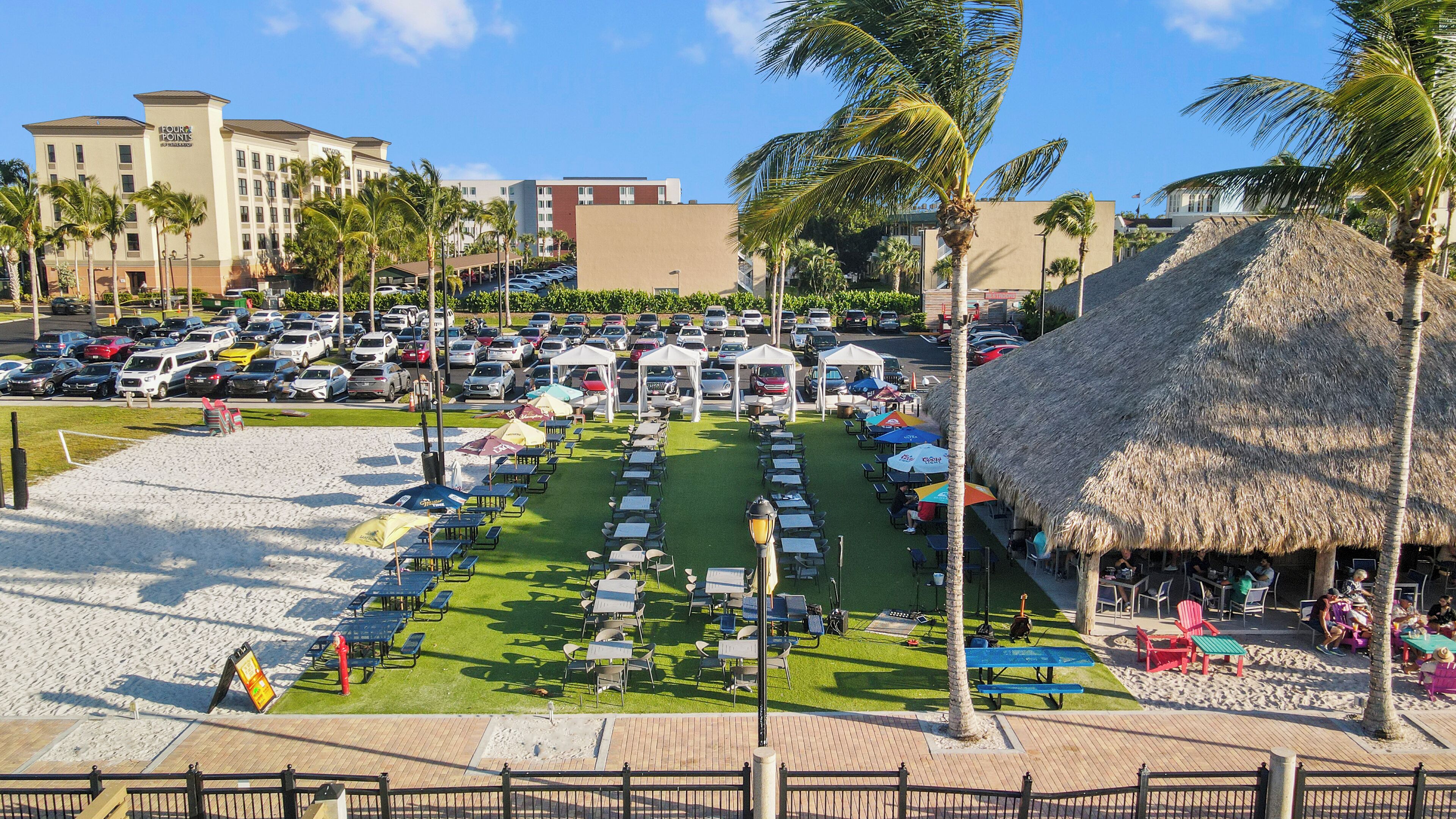 Ein Hotel mit Parkplatz, Außenbereich und Strand.