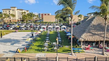 Ein Hotel mit Parkplatz, Außenbereich und Strand.
