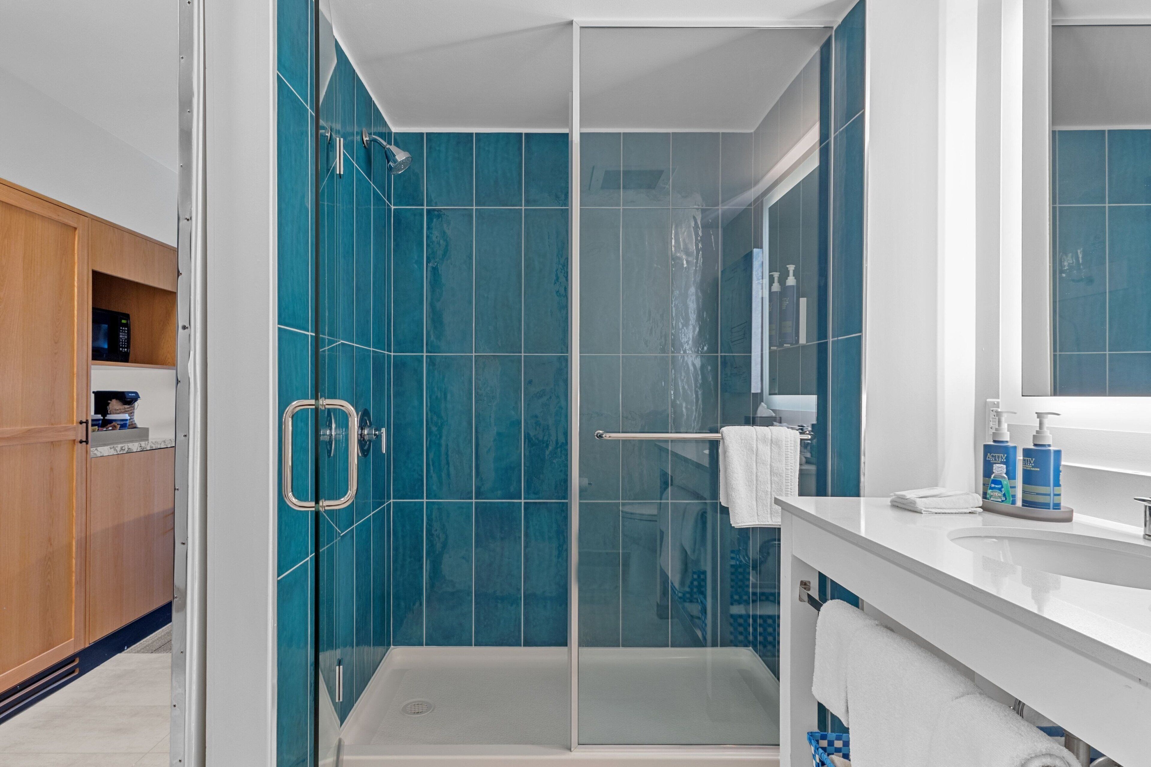 combined shower/bathtub, rainfall showerhead, free toiletries