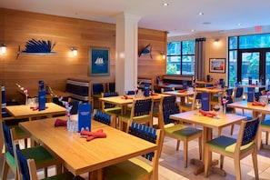 2 restaurantes; se sirven almuerzos
