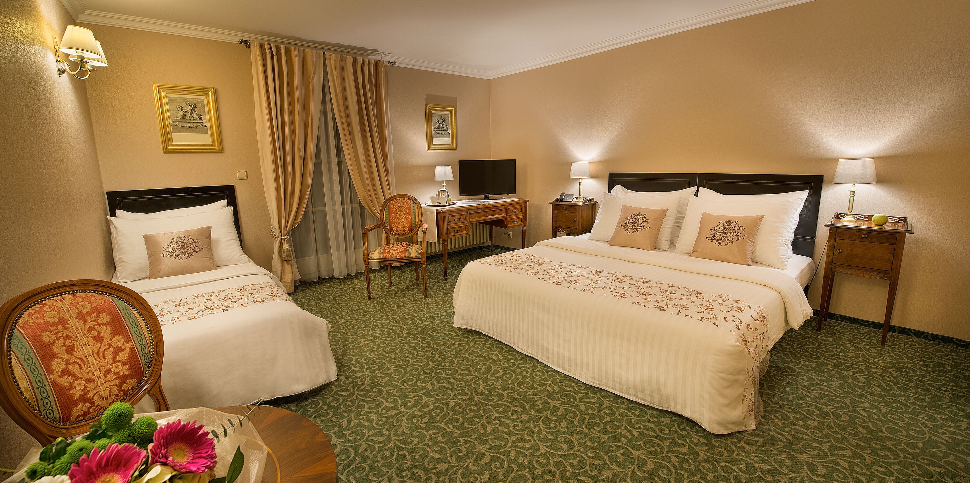 triple room | in-room safe, desk, free wifi, bed sheets